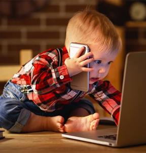 Ребеное с телефоном